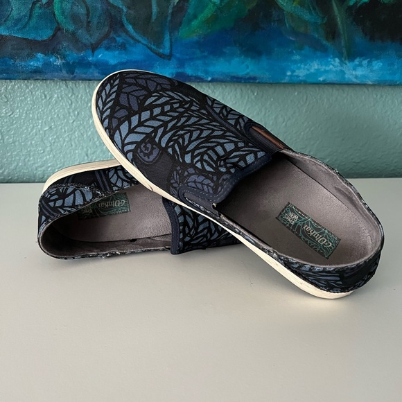 Patterned Olukai Slip On Shoes EUC - Picture 6 of 8